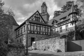 Lais Puzzle - Blick auf die mittelalterliche Burg Kronberg im Taunus, Hessen, Deutschland in schwarz weiß - 2.000 Teile