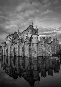 Lais Puzzle - Das Schloss Gravensteen in Gent, Belgien in schwarz weiß - 1.000 Teile