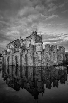 Lais Puzzle - Das Schloss Gravensteen in Gent, Belgien in schwarz weiß - 2.000 Teile