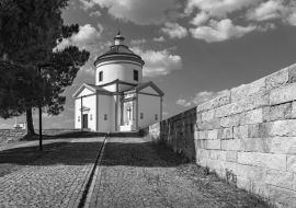 Lais Puzzle - Kapelle des Kalvarienbergs in Portalegre, Portugal in schwarz weiß - 1.000 Teile