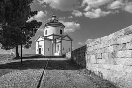 Lais Puzzle - Kapelle des Kalvarienbergs in Portalegre, Portugal in schwarz weiß - 2.000 Teile