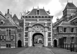 Lais Puzzle - Eingangstor zum Parlamentsgebäude, Binnenhof, in der Nähe des Büros des Premierministers, Den Haag, Niederlande in schwarz weiß - 1.000 Teile