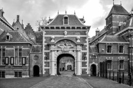 Lais Puzzle - Eingangstor zum Parlamentsgebäude, Binnenhof, in der Nähe des Büros des Premierministers, Den Haag, Niederlande in schwarz weiß - 2.000 Teile