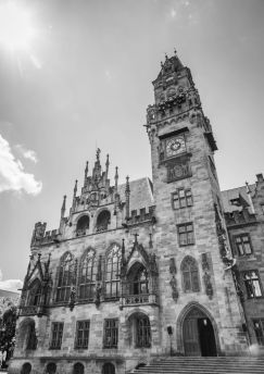 Lais Puzzle - Saarbrücken Rathaus in schwarz weiß - 1.000 Teile