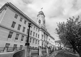 Lais Puzzle - Seitenansicht des Rathauses von Barnsley, South Yorkshire, Vereinigtes Königreich in schwarz weiß - 1.000 Teile