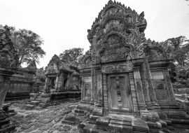 Lais Puzzle - Banteay Srei gilt als eine der schönsten Steinburgen in Kambodscha in schwarz weiß - 1.000 Teile