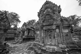 Lais Puzzle - Banteay Srei gilt als eine der schönsten Steinburgen in Kambodscha in schwarz weiß - 2.000 Teile