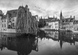 Lais Puzzle - Sonnenuntergangspanorama des Stadtzentrums von Brügge, das oft als das Venedig des Nordens bezeichnet wird, mit dem berühmten Rozenhoedkaai, der in der schönen Dämmerung beleuchtet ist, Provinz Westflandern, Belgien in schwarz weiß - 1...