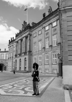 Lais Puzzle - Palastwache vor dem Schloss Amalienborg in der Kopenhagener Innenstadt in schwarz weiß - 1.000 Teile