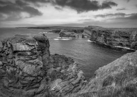 Lais Puzzle - Felsige Klippen in Kilkee bei Sonnenuntergang, Grafschaft Clare. Irland in schwarz weiß - 1.000 Teile