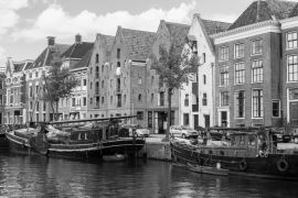 Lais Puzzle - Historische Schiffe, Grachtenhäuser und Lagerhäuser am Hoge der aa-Kanal in Groningen, Niederlande in schwarz weiß - 2.000 Teile