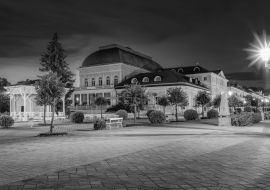 Lais Puzzle - Abendfotografie des kleinen tschechischen Kurortes Františkovy Lázně (Franzensbad) - Tschechische Republik, Europa in schwarz weiß - 1.000 Teile