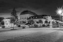 Lais Puzzle - Abendfotografie des kleinen tschechischen Kurortes Františkovy Lázně (Franzensbad) - Tschechische Republik, Europa in schwarz weiß - 2.000 Teile