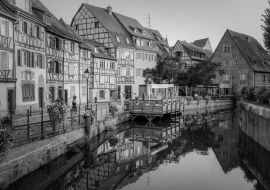 Lais Puzzle - Colmar, Elsass, Frankreich. Klein-Venedig, Wasserkanal und traditionelle Fachwerkhäuser in schwarz weiß - 1.000 Teile