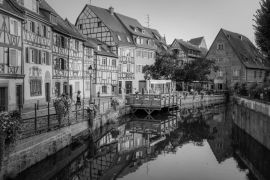 Lais Puzzle - Colmar, Elsass, Frankreich. Klein-Venedig, Wasserkanal und traditionelle Fachwerkhäuser in schwarz weiß - 2.000 Teile