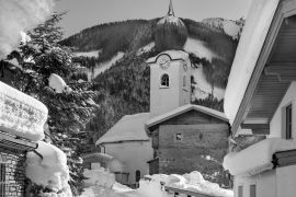 Lais Puzzle - Alte Kirche über verschneiten Bergen in Saalbach - Hinterglemm, Österreich in schwarz weiß - 2.000 Teile