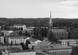 Lais Puzzle - Panorama der Stadt Mikkeli in Finnland vor dem Regen im Sommer: Dächer von Häusern, Horizont, Wald, lutherische Kirche in schwarz weiß - 1.000 Teile