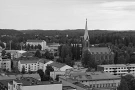 Lais Puzzle - Panorama der Stadt Mikkeli in Finnland vor dem Regen im Sommer: Dächer von Häusern, Horizont, Wald, lutherische Kirche in schwarz weiß - 2.000 Teile