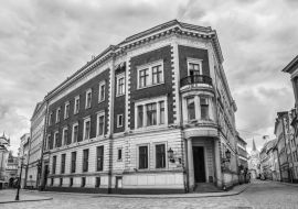 Lais Puzzle - Blick auf leere Domplatz Straße, wegen Covid-19 Quarantäne in Riga in schwarz weiß - 1.000 Teile