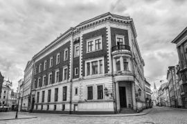 Lais Puzzle - Blick auf leere Domplatz Straße, wegen Covid-19 Quarantäne in Riga in schwarz weiß - 2.000 Teile