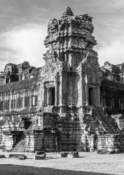 Lais Puzzle - Junger buddhistischer Mönch vor einem Tempel in Angkor Wat, Siem Reap, Kambodscha in schwarz weiß - 1.000 Teile