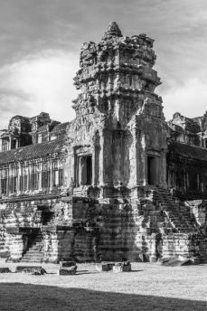 Lais Puzzle - Junger buddhistischer Mönch vor einem Tempel in Angkor Wat, Siem Reap, Kambodscha in schwarz weiß - 2.000 Teile