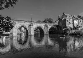 Lais Puzzle - Ein Blick durch das von Bäumen gesäumte Ufer auf die Elvet Bridge in Durham, UK im Sommer in schwarz weiß - 1.000 Teile