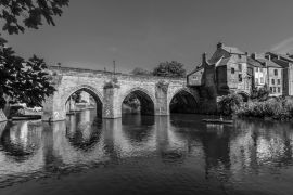 Lais Puzzle - Ein Blick durch das von Bäumen gesäumte Ufer auf die Elvet Bridge in Durham, UK im Sommer in schwarz weiß - 2.000 Teile