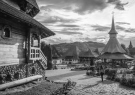 Lais Puzzle - Blick auf das Barsana-Kloster in der Region Maramures, Rumänien in schwarz weiß - 1.000 Teile