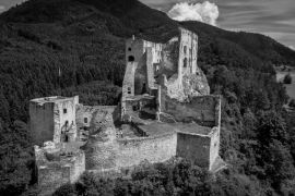 Lais Puzzle - Luftaufnahme der Burg Likava im Dorf Likavka in der Slowakei in schwarz weiß - 2.000 Teile