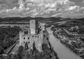 Lais Puzzle - Luftaufnahme des Schlosses in der Gemeinde Strecno in der Slowakei in schwarz weiß - 1.000 Teile