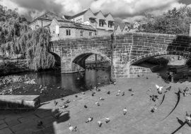 Lais Puzzle - Ein Blick auf die ursprüngliche Brücke in Hebden Bridge, Yorkshire, Vereinigtes Königreich, zur Sommerzeit in schwarz weiß - 1.000 Teile
