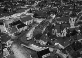 Lais Puzzle - Blick aus der Vogelperspektive auf das historische Stadtzentrum von Sibiu, Rumänien, bei Sonnenuntergang. Drohnenfotografie von oben mit der evangelischen Kathedrale und dem Hued-Platz, dem kleinen Platz und dem großen Platz in schwarz...