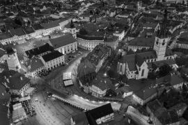 Lais Puzzle - Blick aus der Vogelperspektive auf das historische Stadtzentrum von Sibiu, Rumänien, bei Sonnenuntergang. Drohnenfotografie von oben mit der evangelischen Kathedrale und dem Hued-Platz, dem kleinen Platz und dem großen Platz in schwarz...