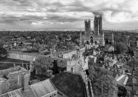 Lais Puzzle - Blick auf die Kathedrale von Lincoln von der Burg aus, England in schwarz weiß - 1.000 Teile