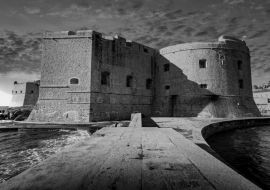 Lais Puzzle - Blick auf das Fort St. John. Dubrovnik. Kroatien in schwarz weiß - 1.000 Teile