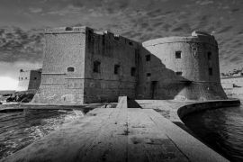 Lais Puzzle - Blick auf das Fort St. John. Dubrovnik. Kroatien in schwarz weiß - 2.000 Teile