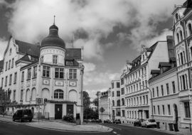 Lais Puzzle - Görlitz, Deutschland - Stadtbild mit alten Häusern in schwarz weiß - 1.000 Teile