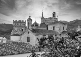Lais Puzzle - Kloster von Guadaloupe in der Provinz Caceres, Extremadura, Spanien in schwarz weiß - 1.000 & 2.000 Teile