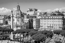 Lais Puzzle - Heiligster Name Mariens an der Kirche des Trajansforums mit der Trajanssäule am Foro Traiano und der Piazza Venezia im historischen Zentrum von Rom in schwarz weiß - 2.000 Teile