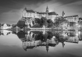Lais Puzzle - Sigmaringen, Deutschland. Baden-Württemberg und königliches Schloss Sigmaringen auf dem Felsen über dem Donauufer in schwarz weiß - 1.000 Teile