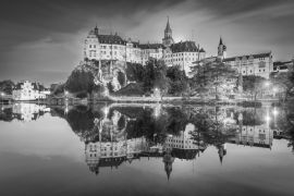 Lais Puzzle - Sigmaringen, Deutschland. Baden-Württemberg und königliches Schloss Sigmaringen auf dem Felsen über dem Donauufer in schwarz weiß - 2.000 Teile