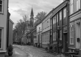 Lais Puzzle - Alte Holzhäuser säumen Nedre Bakklandet, Bakklandet, Trondheim, Trøndelag, Norwegen in schwarz weiß - 500, 1.000 & 2.000 Teile