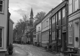 Lais Puzzle - Alte Holzhäuser säumen Nedre Bakklandet, Bakklandet, Trondheim, Trøndelag, Norwegen in schwarz weiß - 1.000 Teile