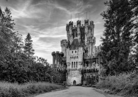 Lais Puzzle - das verwunschene Schloss von Butron in Bilbao, Spanien in schwarz weiß - 500, 1.000 & 2.000 Teile