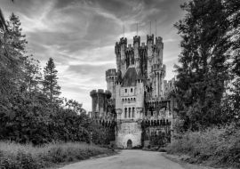 Lais Puzzle - das verwunschene Schloss von Butron in Bilbao, Spanien in schwarz weiß - 1.000 Teile