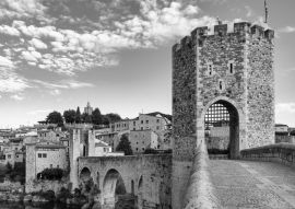 Lais Puzzle - mittelalterliche Brücke in dem Dorf Besalu in Girona, Katalonien, Spanien in schwarz weiß - 500, 1.000 & 2.000 Teile