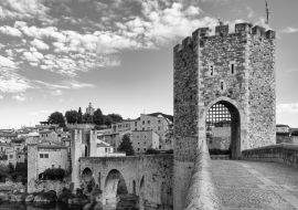 Lais Puzzle - mittelalterliche Brücke in dem Dorf Besalu in Girona, Katalonien, Spanien in schwarz weiß - 1.000 Teile