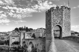 Lais Puzzle - mittelalterliche Brücke in dem Dorf Besalu in Girona, Katalonien, Spanien in schwarz weiß - 2.000 Teile
