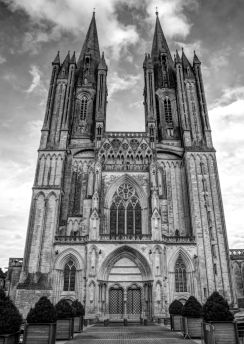 Lais Puzzle - Die Kathedrale von Notre Dame in Coutances - Normandie, Frankreich in schwarz weiß - 500, 1.000 & 2.000 Teile
